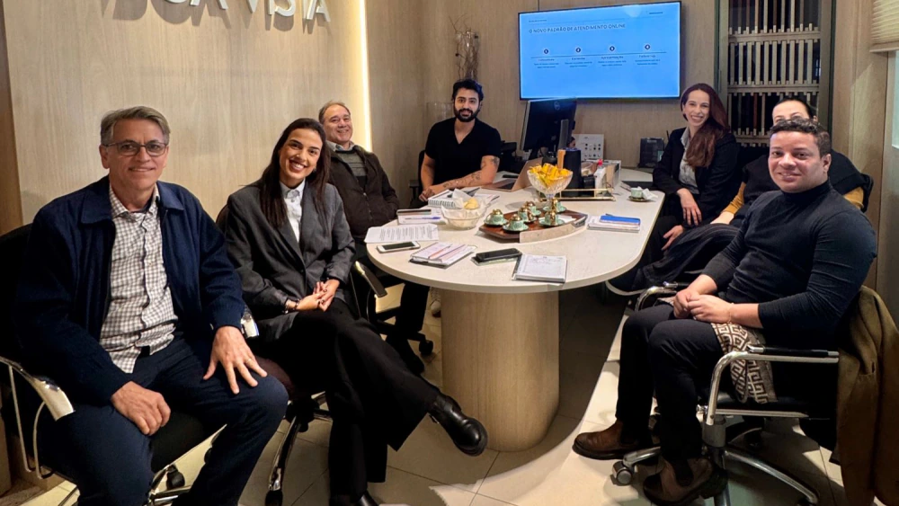 Equipe da HIVE em reunião com cliente na sala de atendimento da Boa Vista