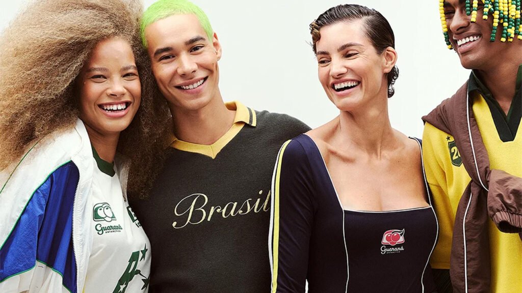Modelos na campanha de ativação da Renner para copa cria colab com a Guaraná Antarctica.